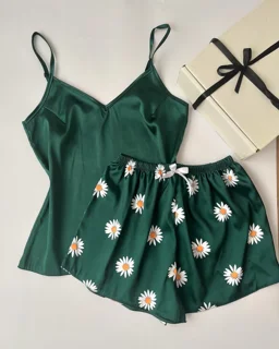 ست تاپ و شلوارک ساتن طرح بابونه